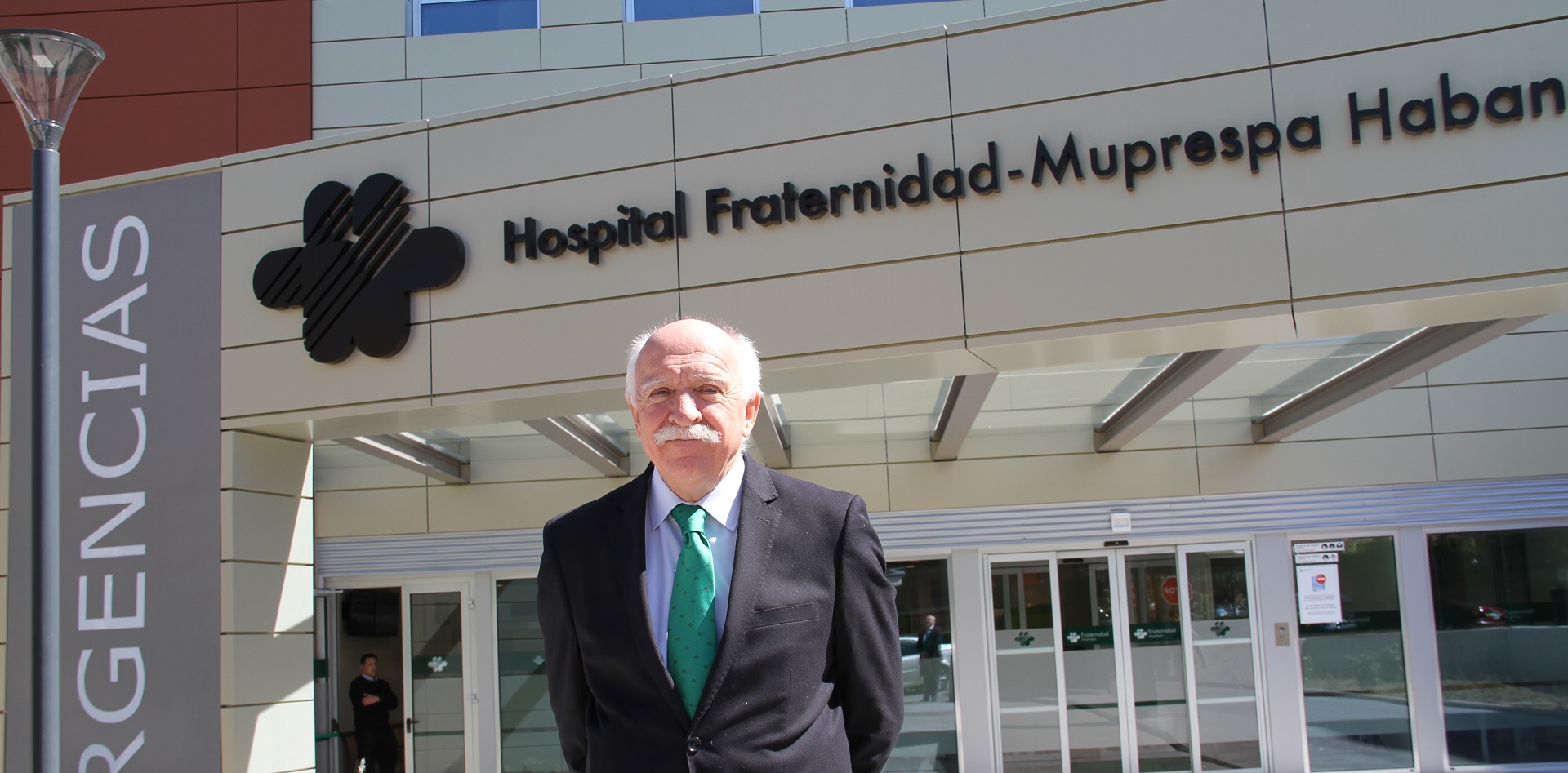 Carlos Aranda, en la puerta principal del hospital Fraternidad-Muprespa Habana