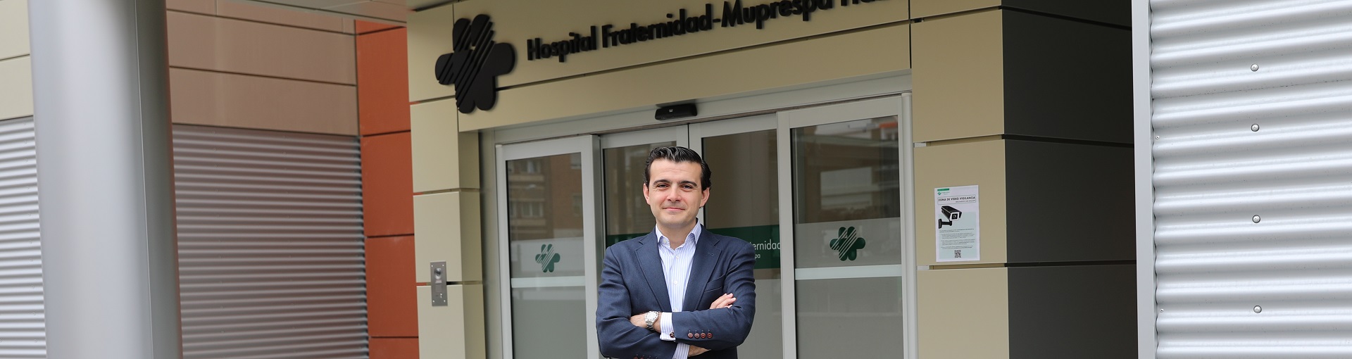 El arquitecto Jorge Orondo, en la puerta principal del hospital