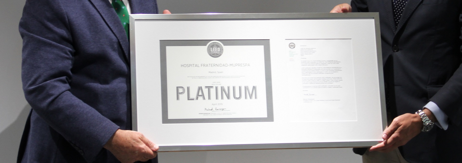 En el cuadro, diploma y carta de la comunicación de la certificación Leed