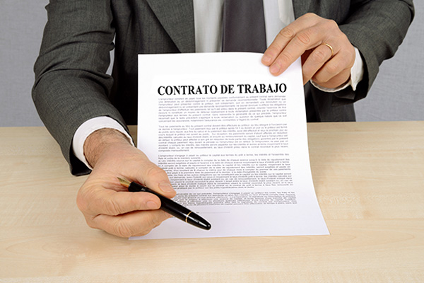 Foto de manos sujetando un contrato de trabajo