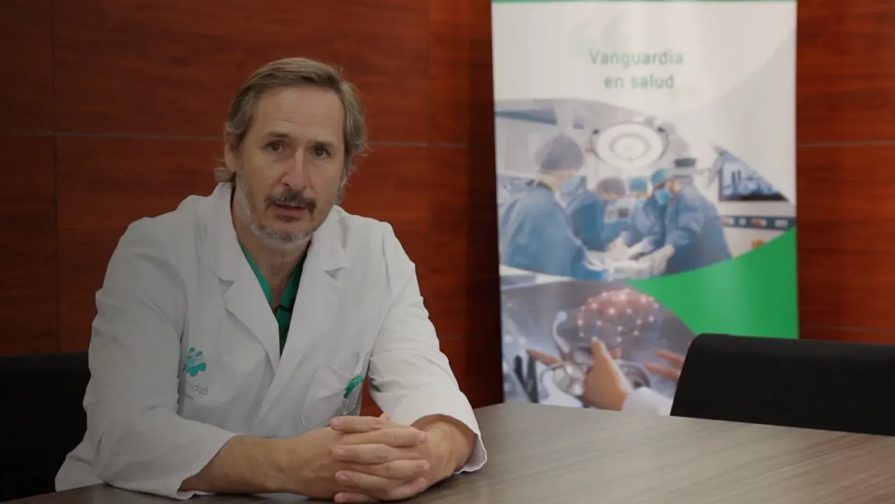 Médico frente a letrero publicitario con el título "Una buena elección para tu formación MIR - Hospital Fraternidad-Muprespa Habana".