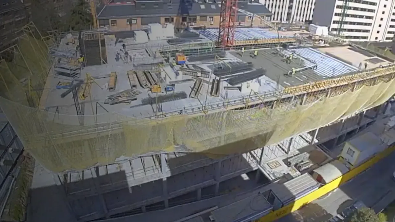 Vista aérea de la construcción del Hospital de Fraternidad Muprespa con andamios y grúas.