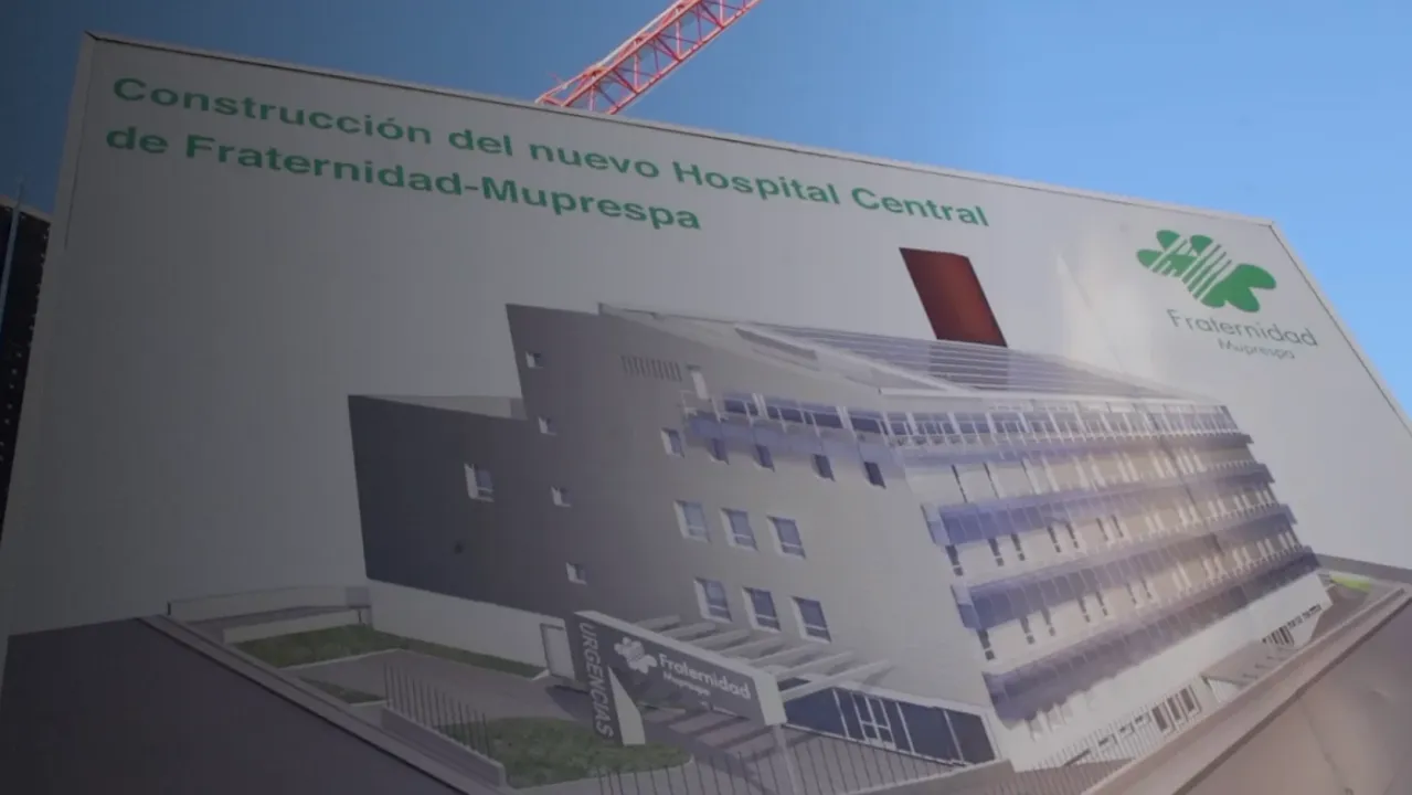 Cartel anunciador la construcción del nuevo Hospital Central de Fraternidad-Muprespa en Madrid