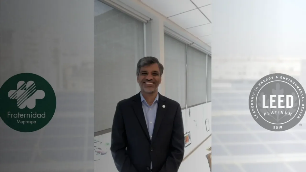 Hombre sonriente en traje, con logos Fraternidad y LEED, certifica Hospital Fraternidad-Muprespa.