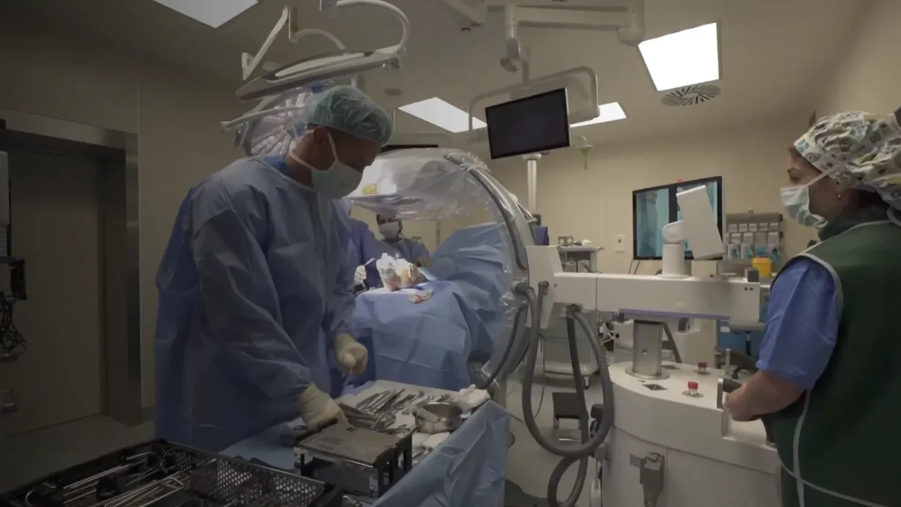 Personal médico trabajando en un bloque quirúrgico del Hospital Fraternidad-Muprespa.