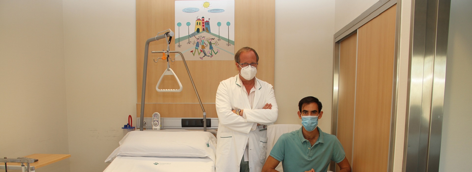 El diestro, junto al doctor Vicente Díez, en la habitación del Hospital Fraternidad-Muprespa Habana