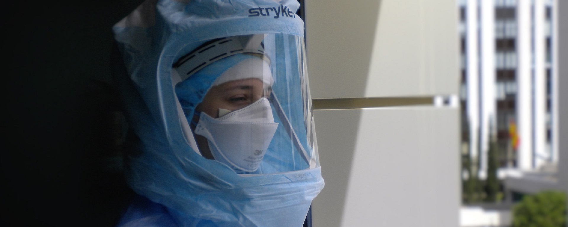 Una sanitaria del Hospital Fraternidad-Muprespa Habana, asomada a una ventana