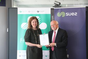 Carlos Aranda de Fraternidad-Muprespa entrega Bonus a Asuncion Martinez 