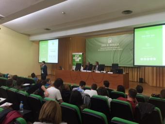 Carlos Maya, explicando las ventajas de lograr el bienestar laboral 