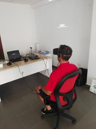 Un trabajador simulando la conducción en condiciones adversas 