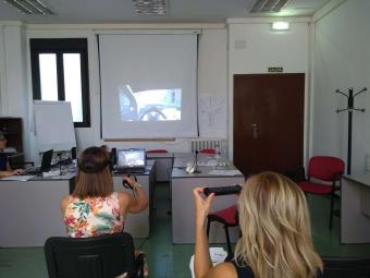 Dos trabajadoras conduciendo con el simulador
