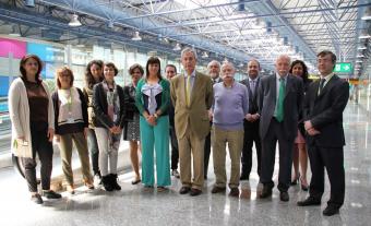 Foto de familia de los asistentes a la inauguración