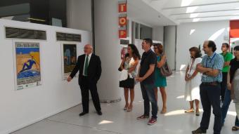 Los asistentes a la inauguración, contemplando los carteles 