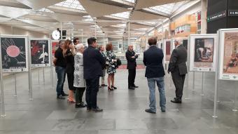 Los asistentes, contemplando los carteles