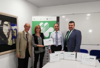 Los representantes de MASA, recibiendo el diploma acreditativo del Bonus