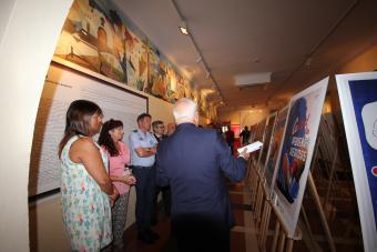 Miguel Ángel Quesada, ofreciendo una breve introducción a la exposición de carteles 