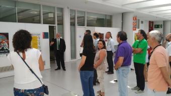 Miguel Ángel Quesada, explicando las características de los carteles expuestos