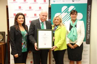 Foto de familia tras la entrega del sello de renovación