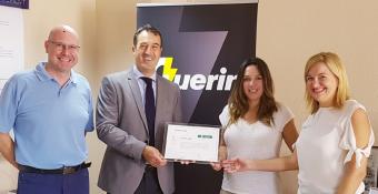 Representantes de la empresa Guerin S.A.U. posando con el diploma acreditativo
