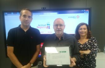 Representantes de la empresa, posando con su diploma acreditativo del Bonus