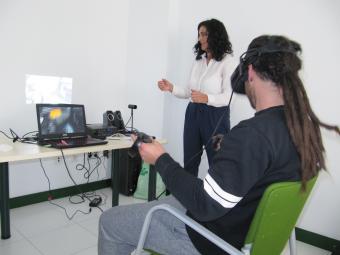 Un asistente, con el equipo de realidad virtual inmersiva