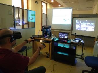 Un trabajador utilizando el equipo de realidad virtual inmersiva