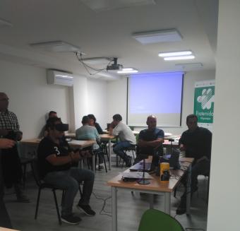 Un trabajador, utilizando las gafas de realidad virtual inmersiva