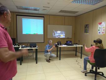 Una trabajadora simulando conducir en circunstancias adversas