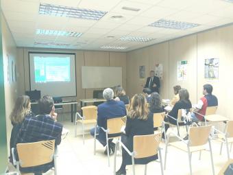 Asistentes al acto, atendiendo a las explicaciones de Rafael Domenech