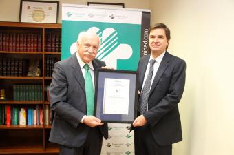 Carlos Aranda y Gonzalo Piédrola posando con el certificado