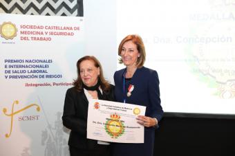 Concepción Martín de Bustamante, recibiendo su premio