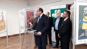 El alcalde de Almansa durante la inauguración de la exposición
