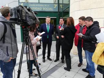 Antes del comienzo del acto el consejero hizo declaraciones a la prensa que cubrió el acto