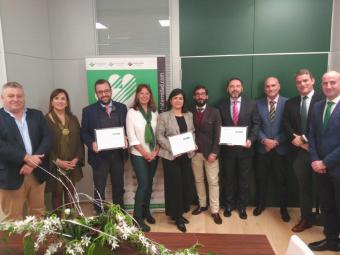 Foto de familia de los representantes de las empresas y de Fraternidad-Muprespa