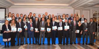 Foto de familia de los representantes de las instituciones que han recibido la acreditación