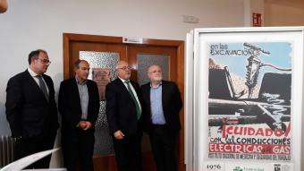 Los representantes institucionales atendiendo a una presentación sobre los carteles 