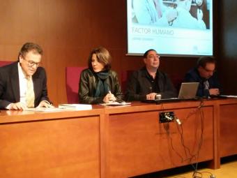 Manuel Lucas Sebastián, autor del libro que ha editado Fraternidad-Muprespa, a la izquierda, junto al resto de ponentes