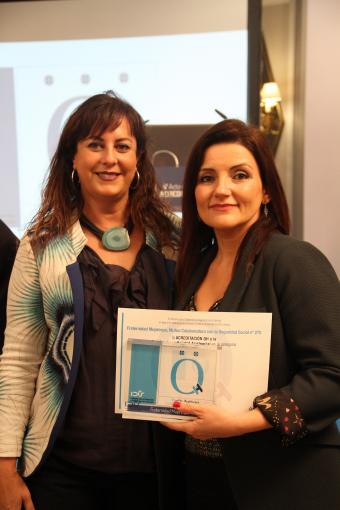 Natalia Fernández Laviada, Subdirectora de la Mutua, junto a Elena Iglesias, posando con la acreditación