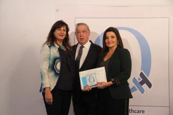 Natalia Fernández Laviada y Elena Iglesias, junto a Luis Mayero, presidente de IDIS