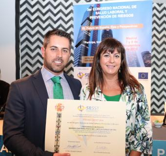 Natalia Fdez. Laviada y Carlos Maya, con el premio concedido a Fraternidad-Muprespa