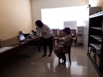 Una trabajadora, con el equipo de realidad virtual inmersiva, durante el taller