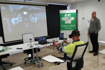 Uno de los trabajadores, utilizando el equipo de realidad virtual inmersiva