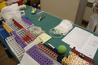 Mesa del equipo de Cruz Roja 