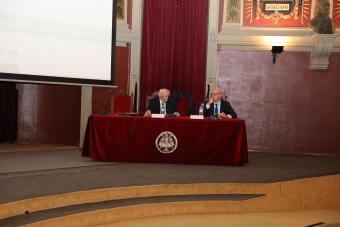 Carlos Aranda, gerente de Fraternidad-Muprespa, presidiendo el acto junto al Decano de la Uned