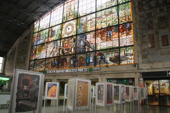 Estacion de Abando Indalecio Prieto, con la exposición de carteles