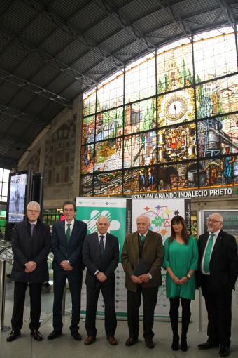 Foto de grupo ante los carteles de la exposición