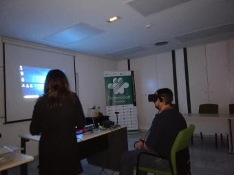 La técnico de prevención de riesgos, Ana Jaen, con un trabajador, antes de comenzar la simulación