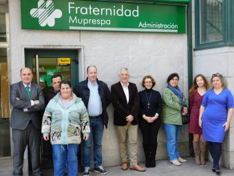 El grupo de ocho personas que visitó la dirección Provincial de Fraternidad-Muprespa en Lugo estaban acompañados de su coordinadora