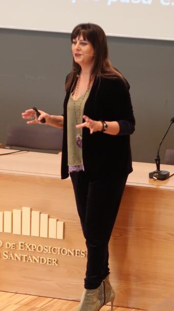 Natalia Fdez. Laviada fue la responsable de abrir la ponencias en la jornada precongresual