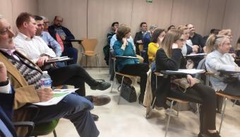 Representantes de empresas y asesorías acudieron a la cita en la DP de Valencia